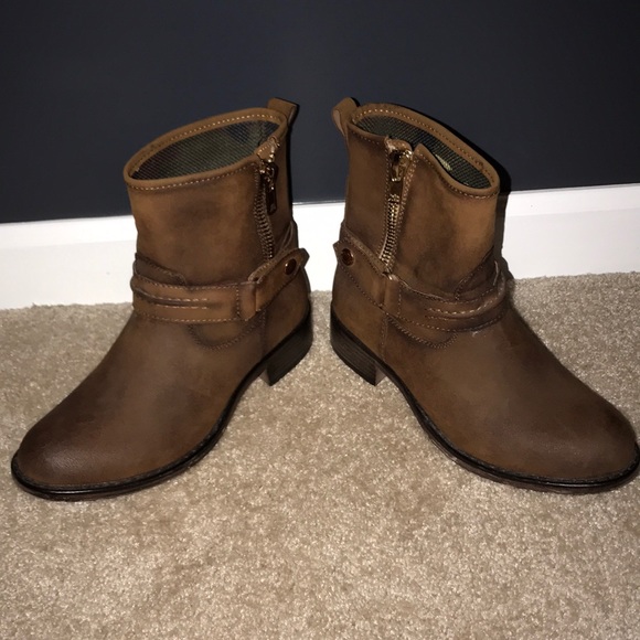 Women’s size 5 Ankle Booties - Picture 2 of 5